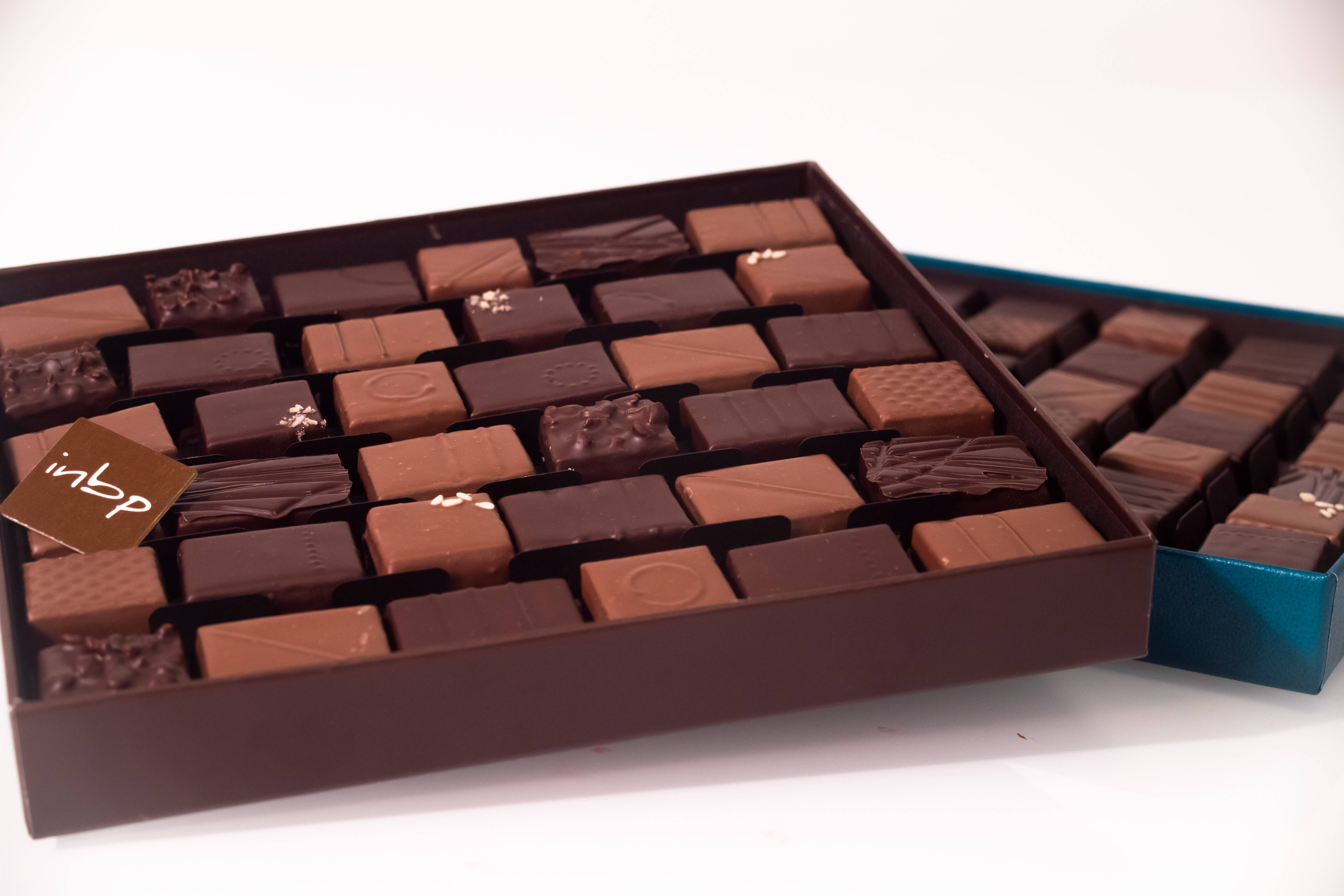 Photo au format paysage de deux boites contenant des chocolats carré créés par Jean-Pierre Godier de l'INBP de Rouen